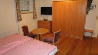 Schlafzimmer mit TV | © Pension Kröll 