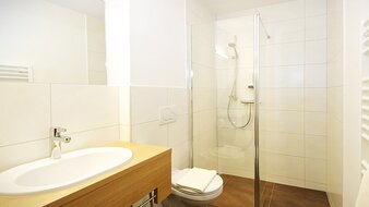 Badezimmer mit WC und Dusche | © Pension Kröll