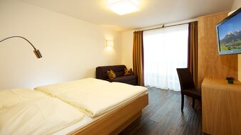 Schlafzimmer mit TV und Kleiderschrank | © Pension Kröll